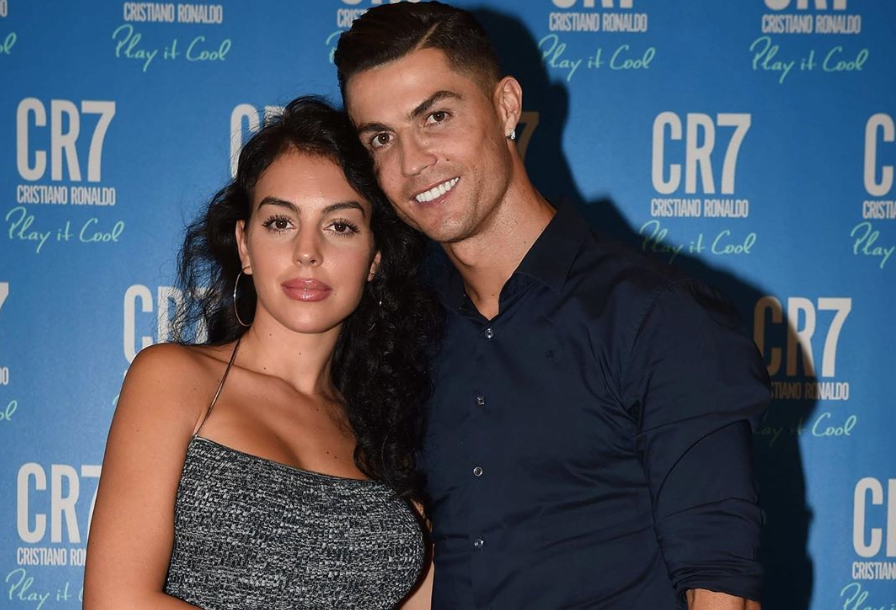 Cristiano Ronaldo celebra noite especial ao lado da namorada e do filho