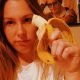 Joana Madeira indignada com o valor da &#8220;Banana&#8221; de Maurizio Cattelan : &#8220;Ele que meta a banana dos 108 mil euros no **&#8221;