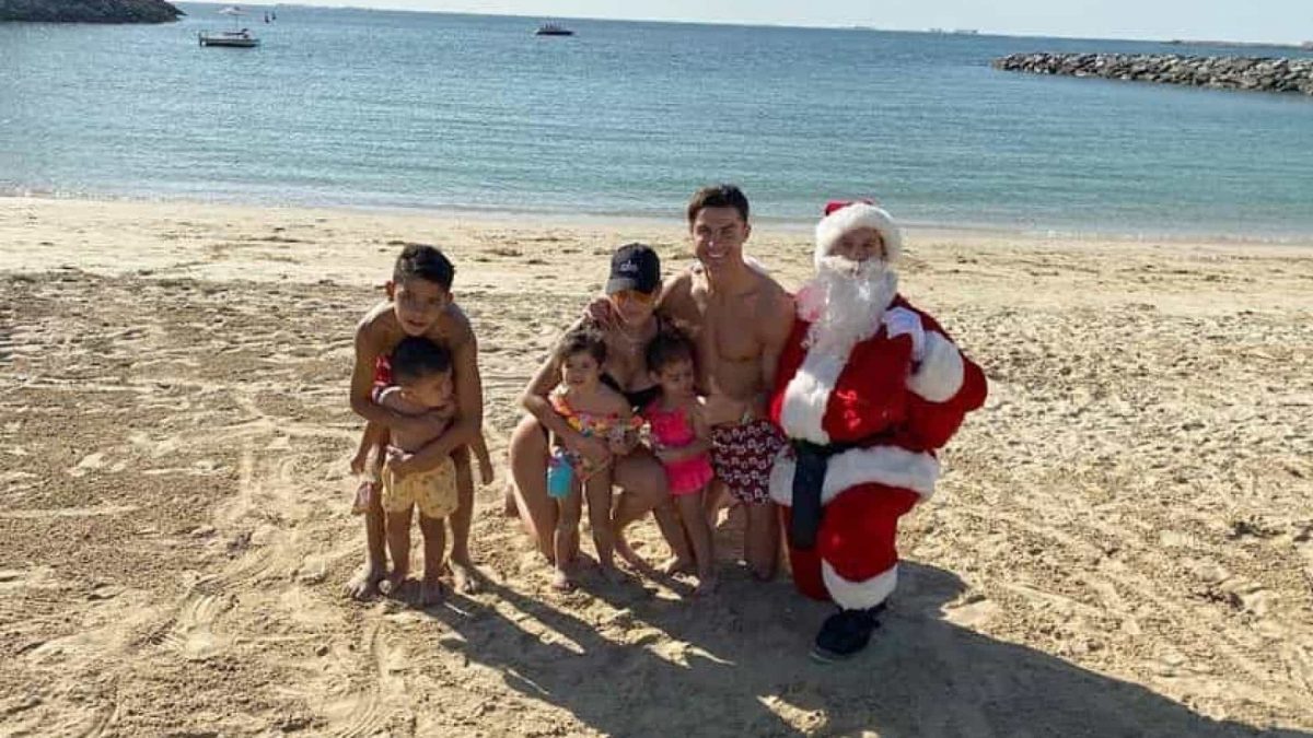 Em família, Cristiano Ronaldo passou o Natal na praia&#8230; com Messi?