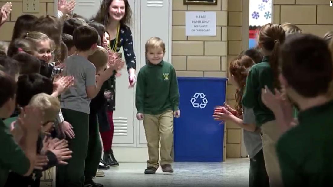 Video: Menino de 6 anos que venceu o cancro, foi recebido com palmas na escola