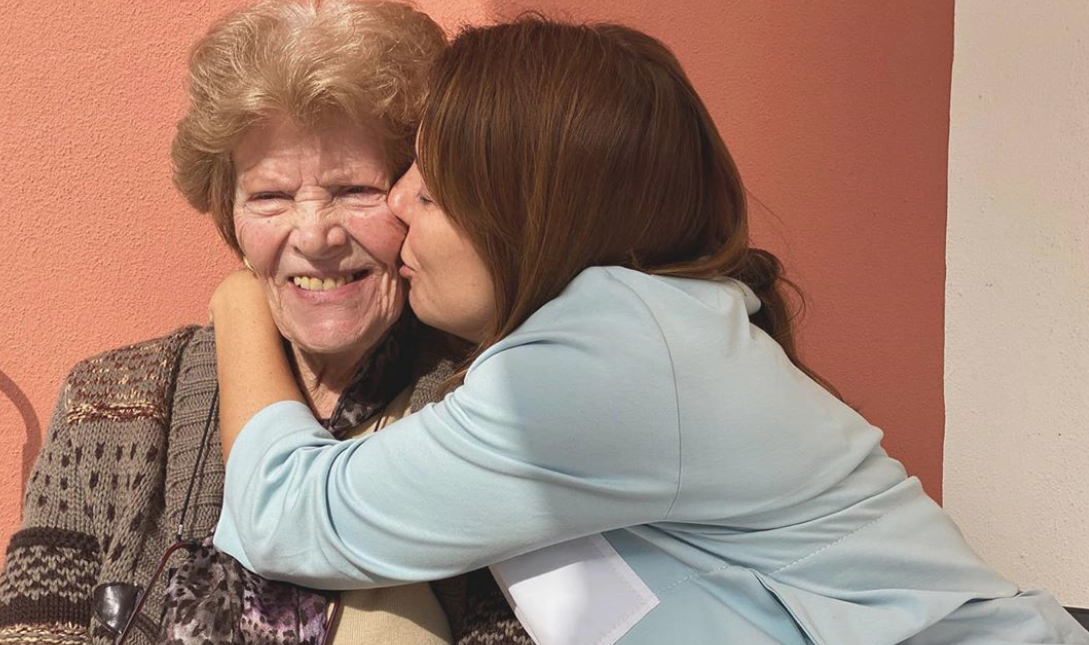 Tânia Ribas de Oliveira partilha momento bonito com a avó: &#8220;De repente, abraçou-me, chorou e sussurrou&#8230;&#8221;