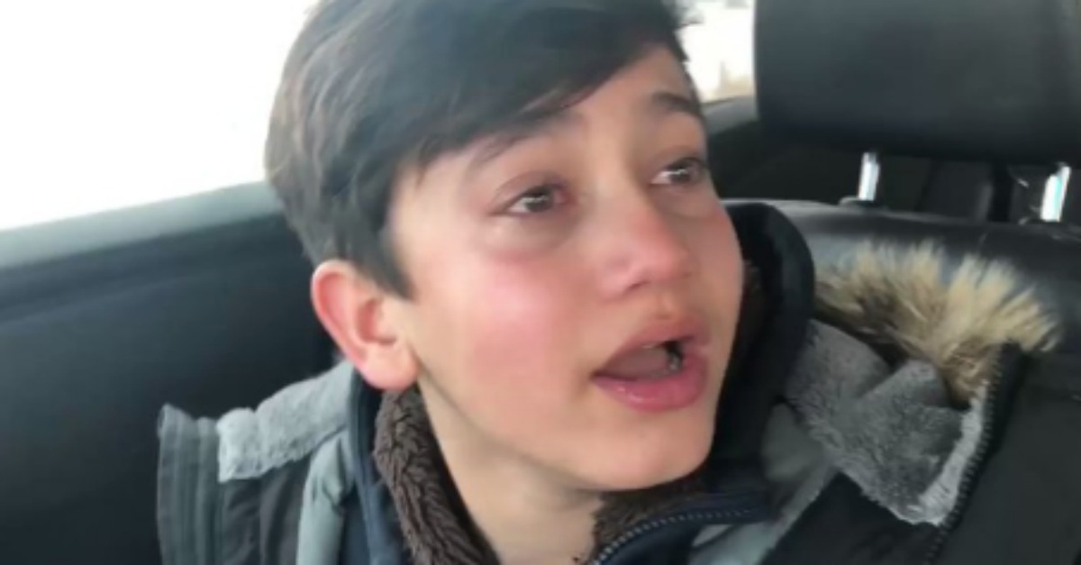 Video: Em lágrimas, menino revela à irmã que ouviu os pais &#8220;na cama&#8221; três vezes