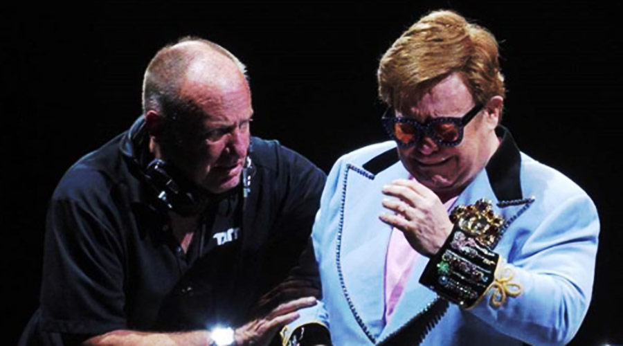 Em lágrimas, Elton John perde a voz, abandona concerto e revela que está doente