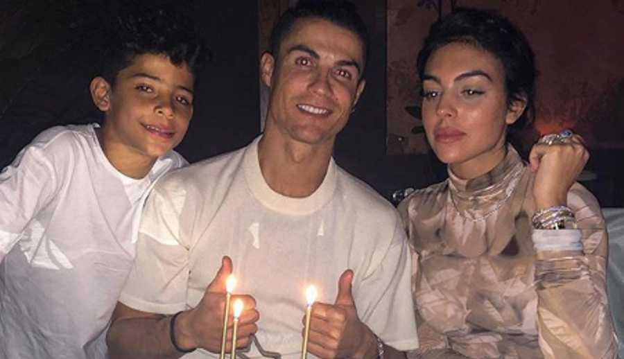 Após surpresa, Cristiano Ronaldo mostra bolo de aniversário e deixa agradecimento