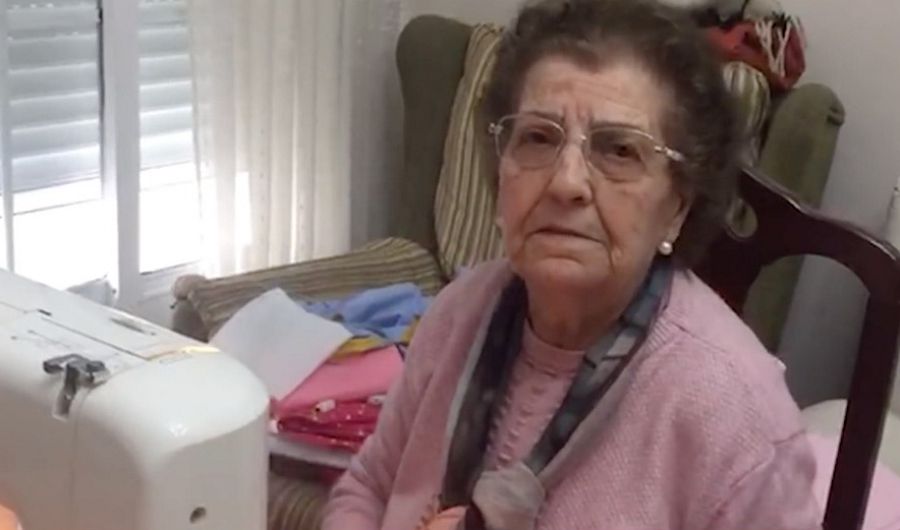 Costureira de 84 anos faz 50 máscaras por dia para doar aos hospitais