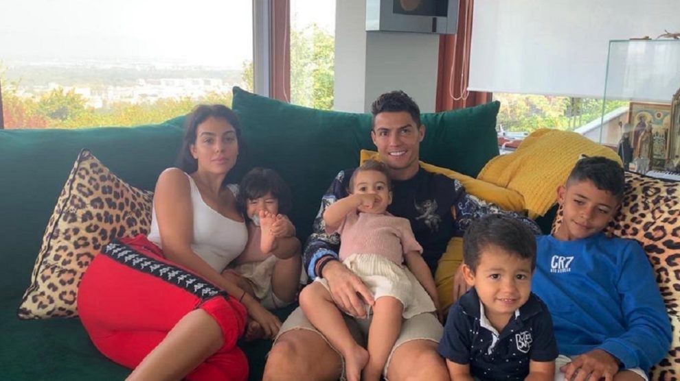 Filhos de Cristiano Ronaldo divertem-se com escorrega na sala