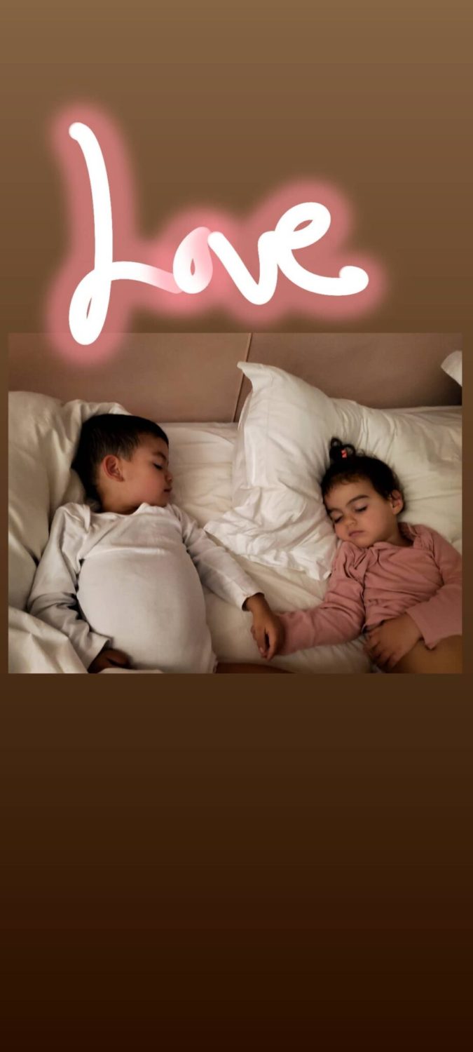 Encantador! Georgina Rodriguez mostra foto dos filhos a dormir de mão dada: &#8220;Amor&#8230;&#8221;