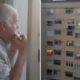 Video: Idoso com Alzheimer toca à janela e pensa que os aplausos são para ele