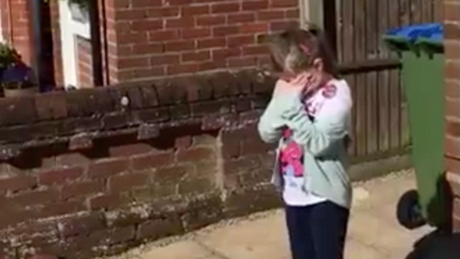 Video: Vizinhos emocionam menina de 8 anos ao cantarem os parabéns em coro
