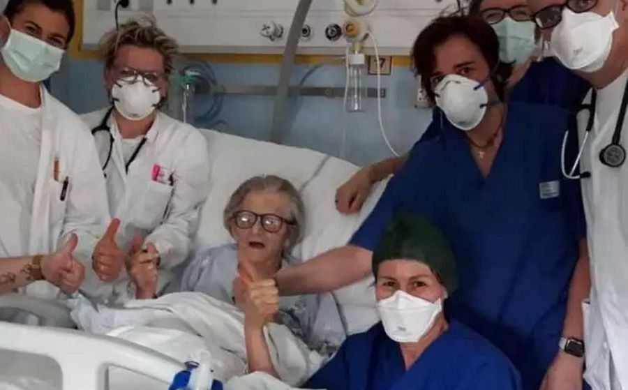 Mulher de 95 anos vence o COVID-19 em Itália. Médicos e enfermeiros comemoraram a &#8220;vitória&#8221;