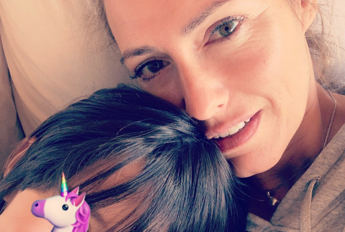 Fernanda Serrano mostra beijo com a filha e conquista fãs: &#8220;Que amor de foto&#8221;