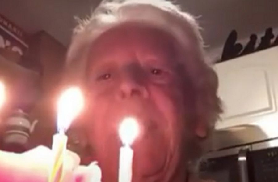 Avó de 88 anos filma-se a celebrar aniversário sozinha: &#8220;Foi a coisa mais fofa que já vi&#8230;&#8221;