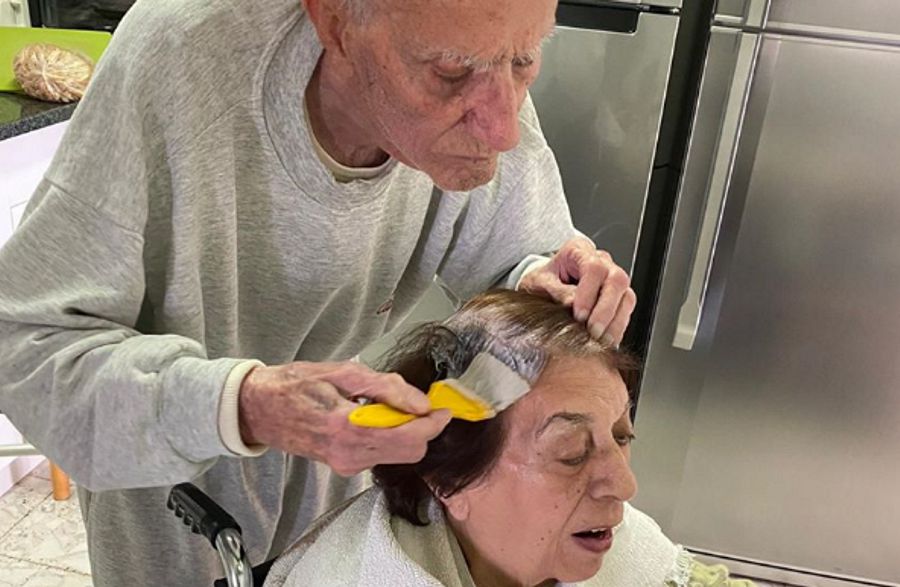 Aos 92 anos pinta o cabelo à esposa: &#8220;Faz tudo para que se sinta bonita&#8230;&#8221;, relatou a neta