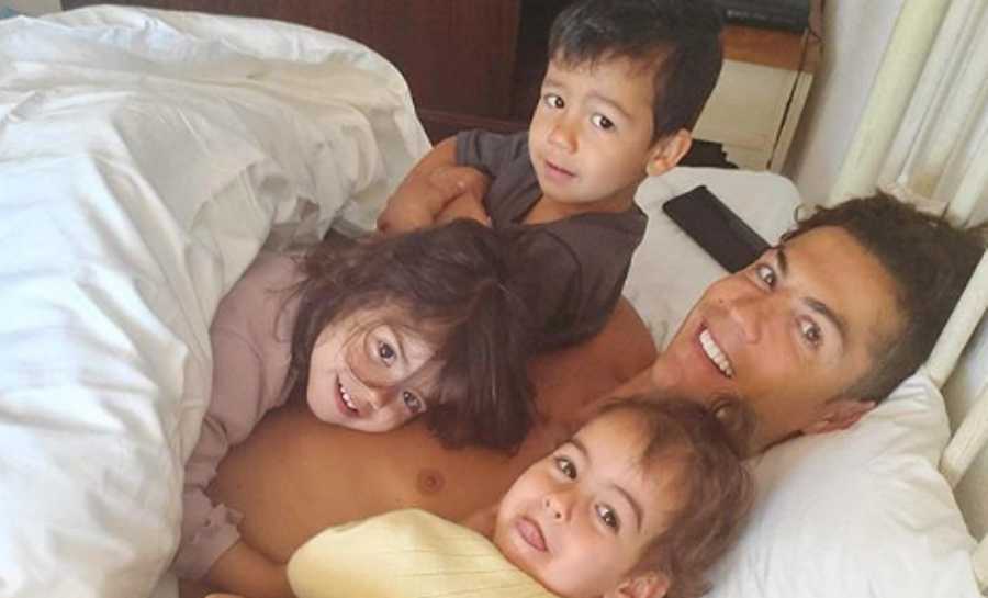 Fofura máxima! Filhos de Cristiano Ronaldo &#8220;invadem&#8221; cama do pai