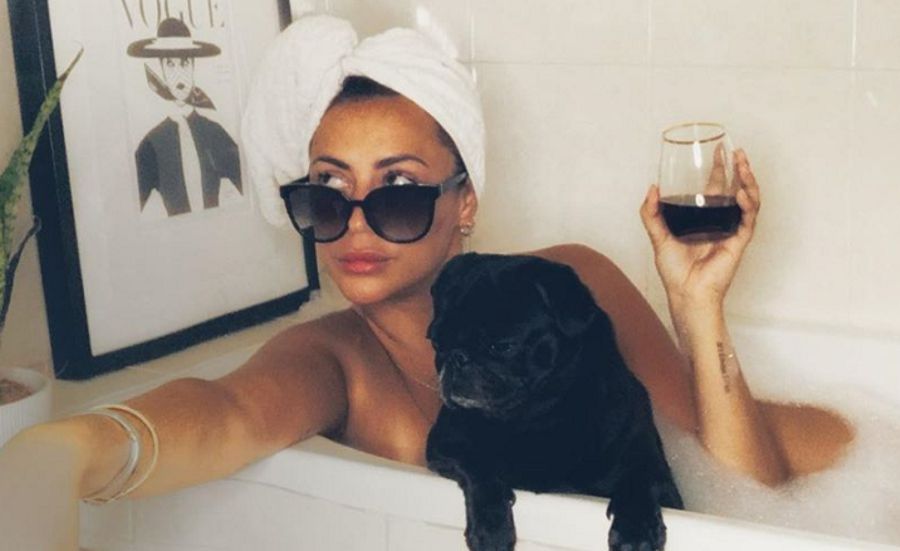 Deslumbrante, Sofia Ribeiro partilha banho de espuma com a cadela: &#8220;Adoro&#8230;&#8221;