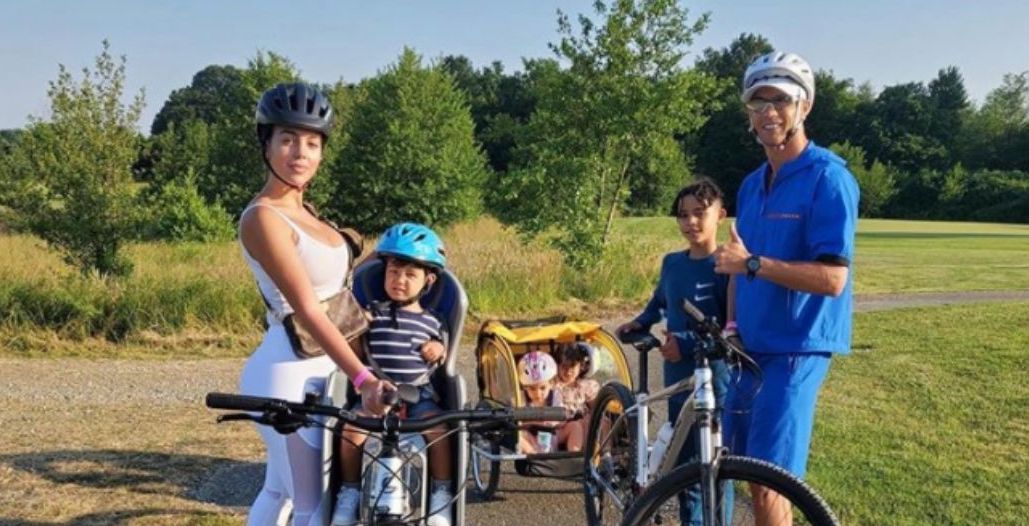 Cristiano Ronaldo &#8216;junta&#8217; família para passeio de bicicleta ao ar livre