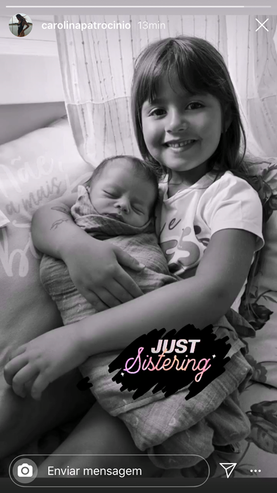 Encantada, Carolina Patrocínio mostra filha mais velha a &#8220;cuidar&#8221; do irmão recém-nascido