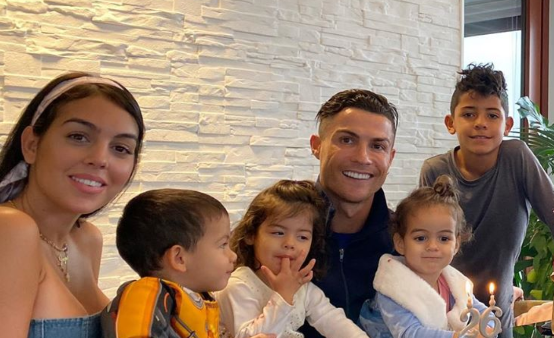 Georgina Rodriguez e Cristiano Ronaldo mostram brincadeira com os filhos: &#8220;Amo-vos&#8221;