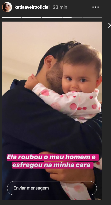 Katia Aveiro mostra momento amoroso entre &#8220;pai e filha&#8221; e brinca: &#8220;Ela roubou o meu homem&#8230;&#8221;