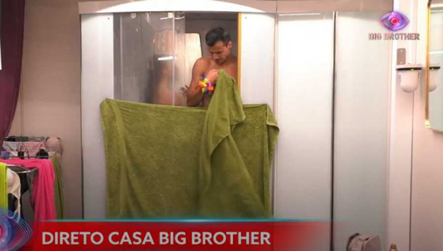 Big Brother: Pedro e Jéssica no duche com ambiente a &#8220;aquecer&#8221;. A Voz teve que intervir
