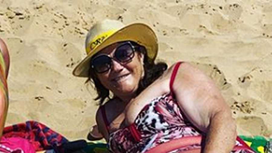 A aproveitar a praia em fato de banho, Dolores Aveiro arranca elogios: &#8220;Lindas, duas grandes mulheres&#8230;&#8221;
