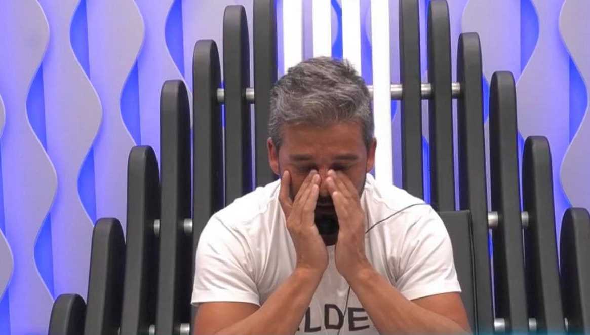 Big Brother: Confrontado por Cláudio Ramos, Hélder pede desculpa a chora em directo