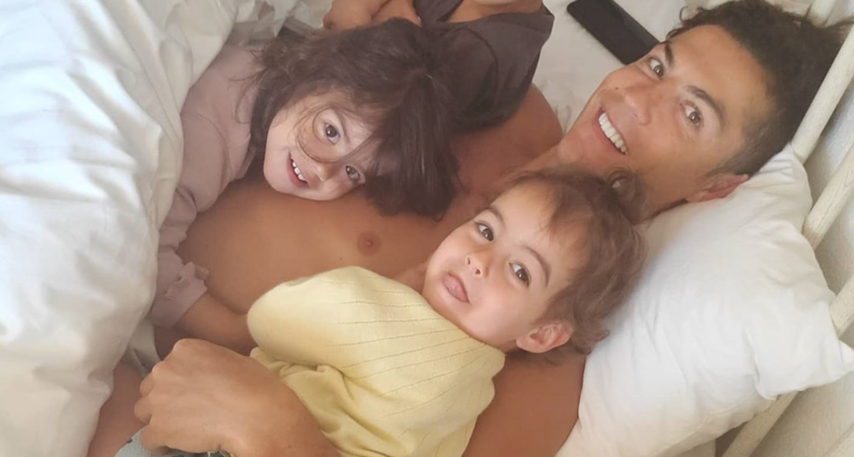 Cristiano Ronaldo mostra abraço entre as filhas e admite: &#8220;Fico apaixonado sempre que vejo estas duas&#8230;&#8221;