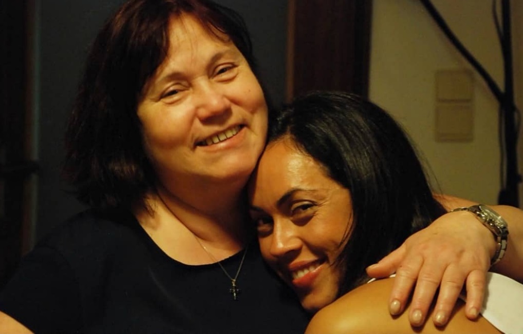 6 meses depois, Débora Monteiro abraça a mãe: &#8220;Agora só falta nascerem as meninas&#8221; 