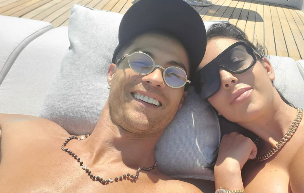 Cristiano Ronaldo e Georgina Rodríguez de férias em iate de luxo