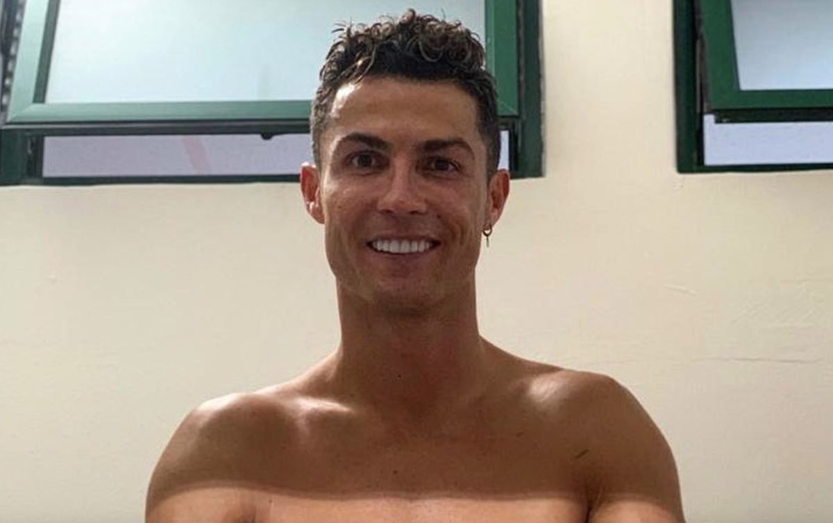 Cristiano Ronaldo posa ao lado do seu novo &#8220;brinquedo&#8221; e faz furor na Internet