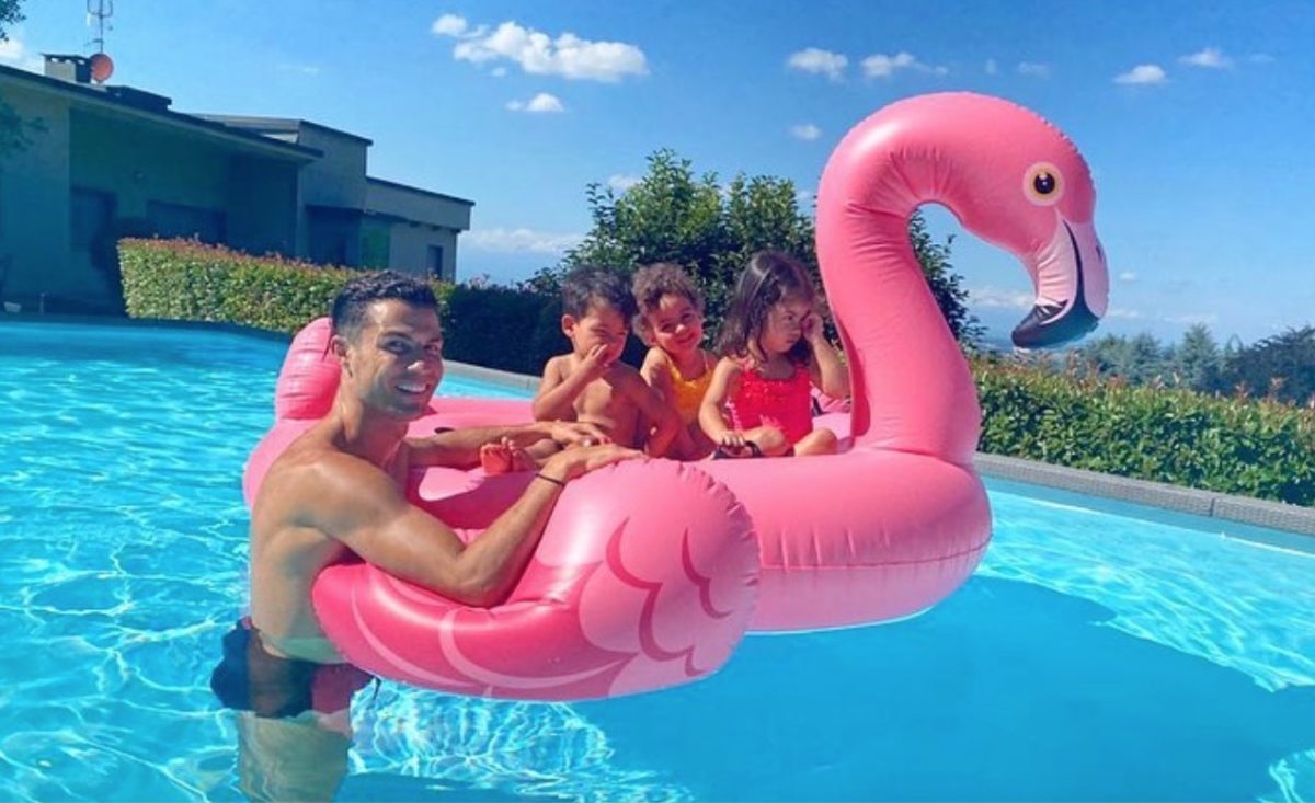 Pai babado! Cristiano Ronaldo revela novas fotos com os filhos na piscina: &#8220;Domingo feliz&#8221;