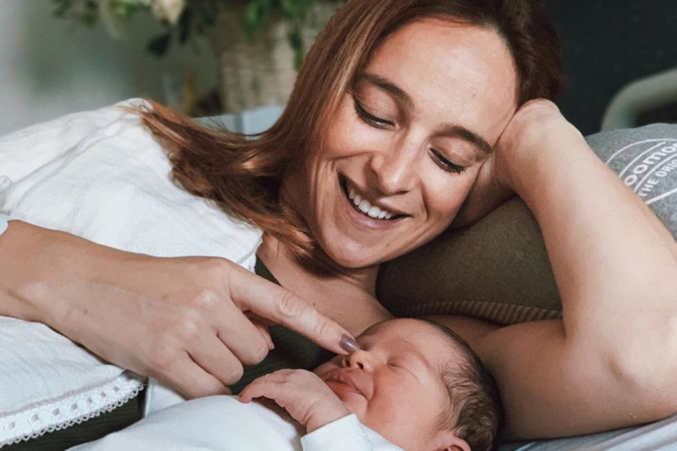 Sara Prata mostra momento amoroso com a filha bebé no campo