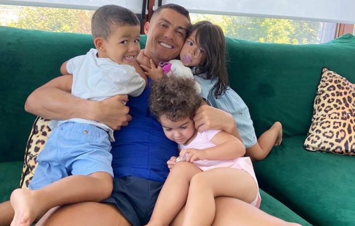 Ao lado dos &#8220;mais pequenos&#8221; da casa, Cristiano Ronaldo mostra-se feliz (e amado)