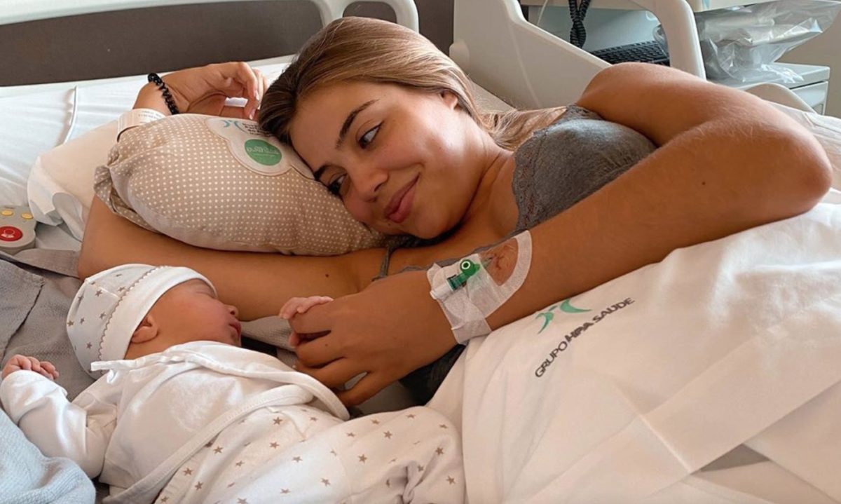 Love On Top: Recém-mamã, Andreia Silva revela foto &#8220;amorosa&#8221; a amamentar o filho