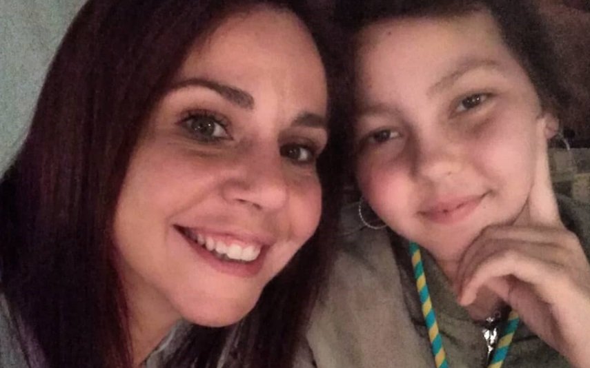 Sara Norte chora a morte da irmã mais nova. Tinha 14 anos