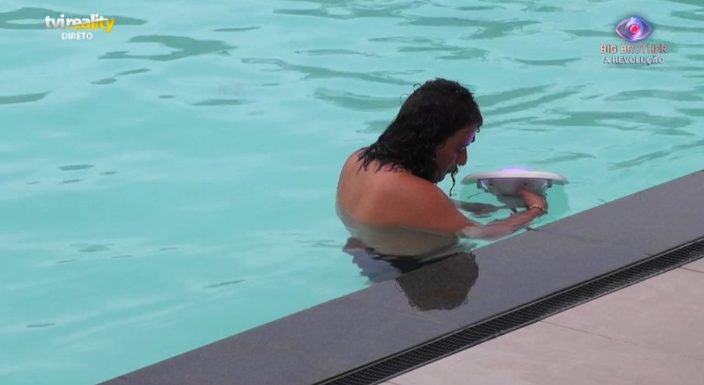 Big Brother: Na piscina, André Filipe assusta concorrentes ao mexer em eletricidade