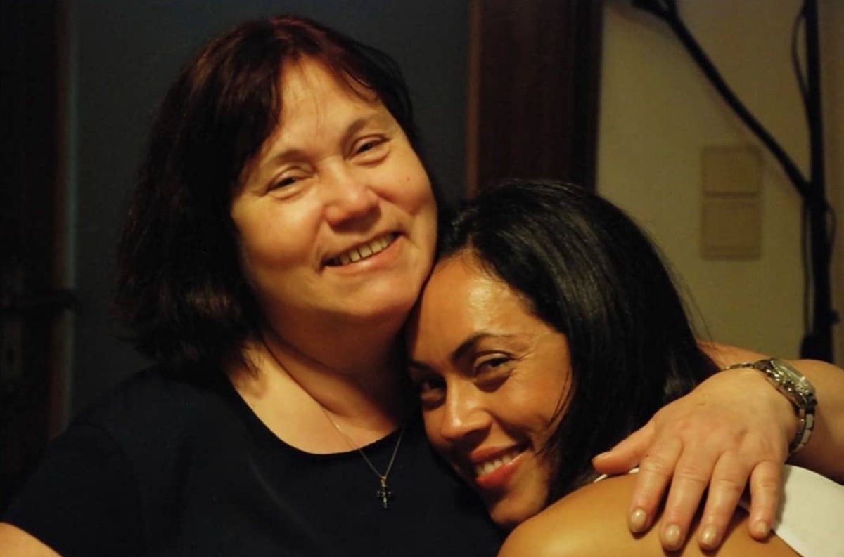 Em dia especial, Débora Monteiro declara-se à mãe: &#8220;A mulher que me inspira sempre&#8221;