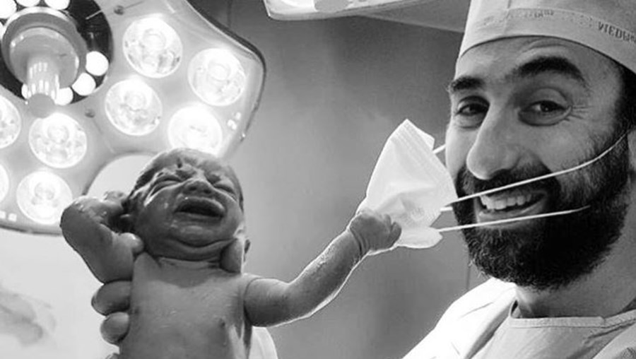 Bebé puxa máscara a médico momentos após o parto: &#8220;Queremos que seja um sinal&#8230;&#8221;