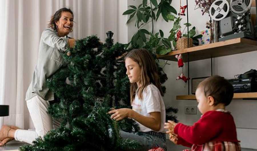 Cláudia Vieira faz decoração de Natal com as filhas e encanta fãs: &#8220;Caetana está muito querida 💕&#8221;