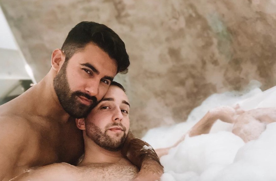 Tiago Rufino mostra banho de espuma com o marido e fãs deliram: &#8220;Casal mais lindo&#8230;&#8221;