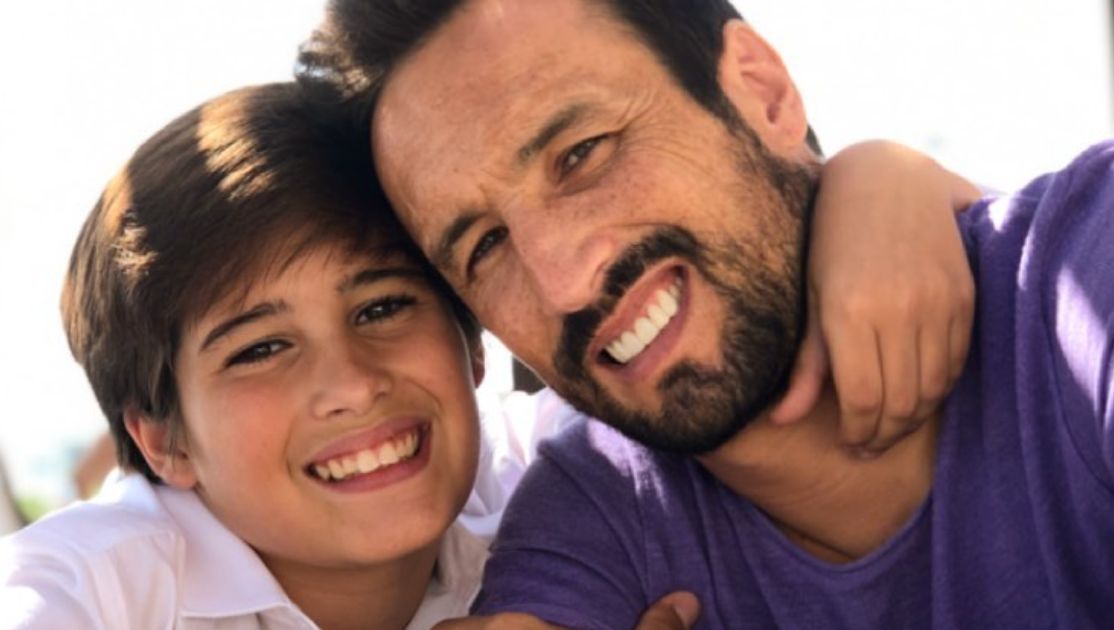 César Peixoto revela rara foto do filho e encanta fãs: &#8220;Igualzinho ao pai&#8230;&#8221;