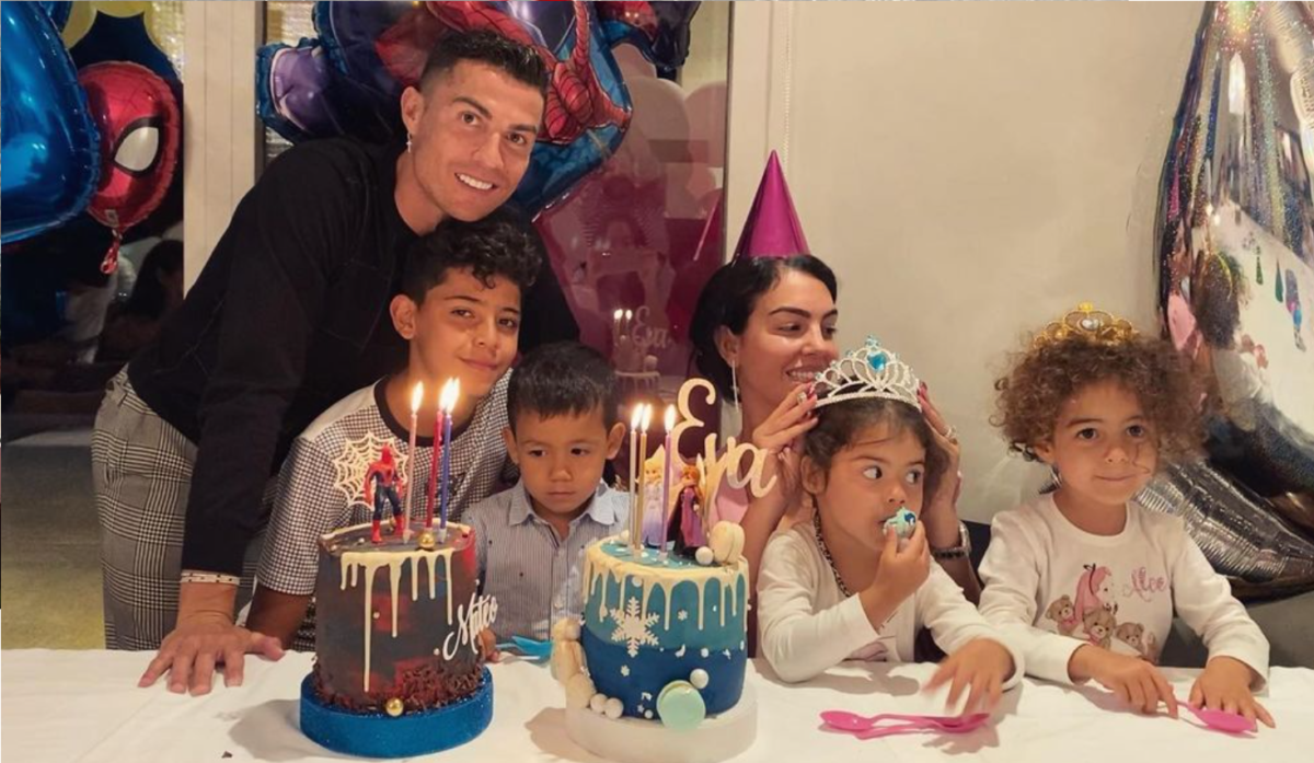 Cristiano Ronaldo partilha amoroso retrato de família na festa de aniversário dos gémeos