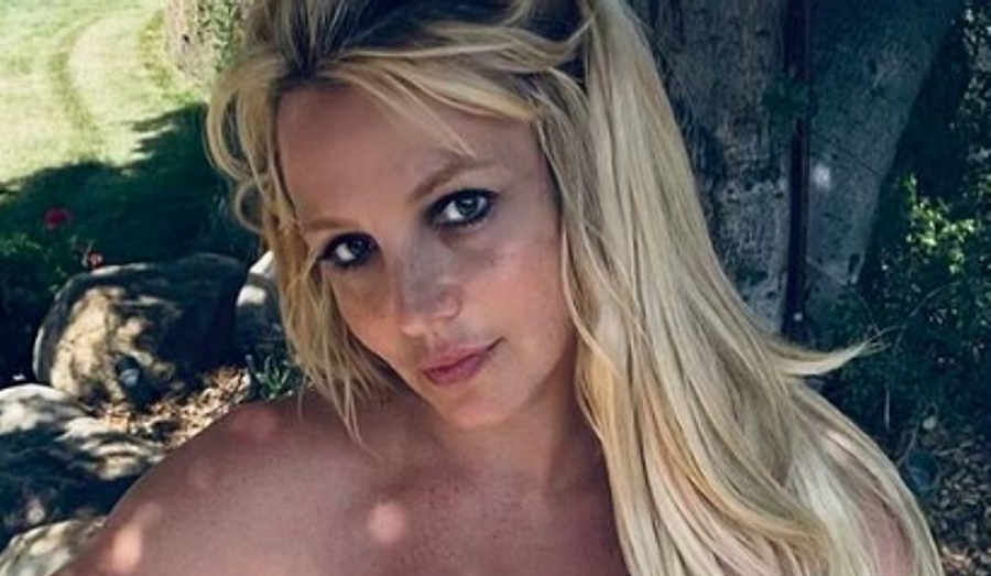 Britney Spears volta a posar em topless e &#8220;aquece&#8221; redes sociais