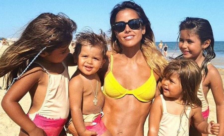 Carolina Patrocínio encanta com fotos em família na praia: &#8220;Só eu que acho o Eduardo parecido com a mãe?&#8221;
