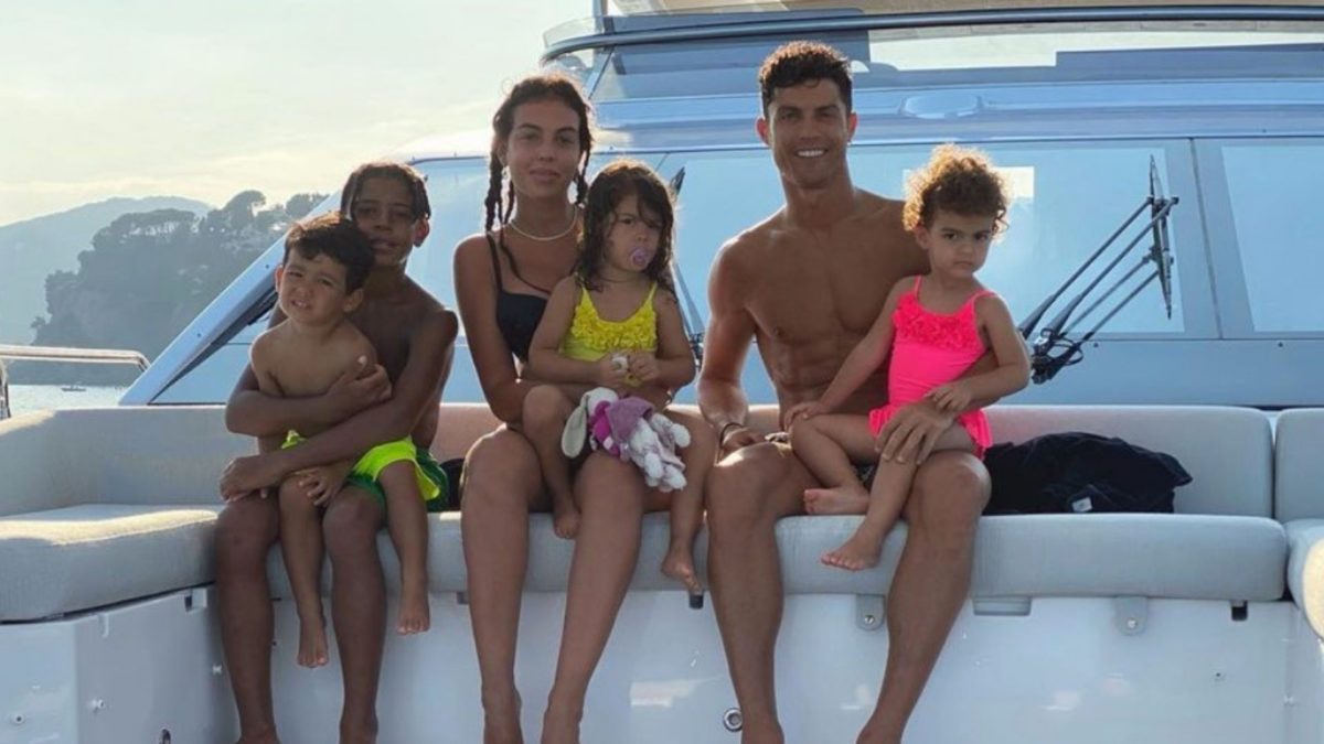 De férias, Cristiano Ronaldo &#8216;conquista&#8217; fãs com foto ao lado de Georgina: &#8220;O melhor casal&#8230;&#8221;