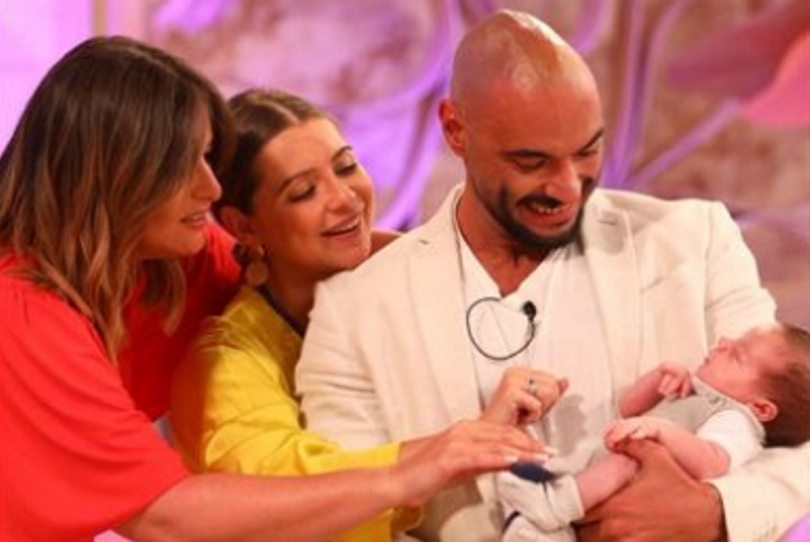 Que amor! Andreia Filipe surpreendida com o bebé e o marido em direto na TVI