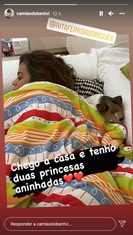 Ben &#8220;apanha&#8221; Rita Ferro Rodrigues a dormir (com companhia especial): &#8220;Duas princesas aninhadas&#8230;&#8221;