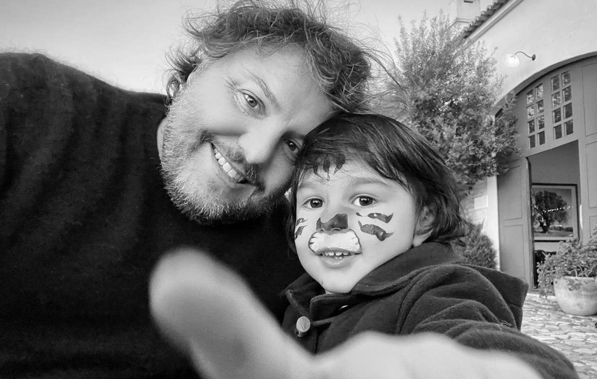 Oh que amor! César Mourão encanta em nova foto com o filho: &#8220;Gosto tanto de te ver leãozinho…&#8221;