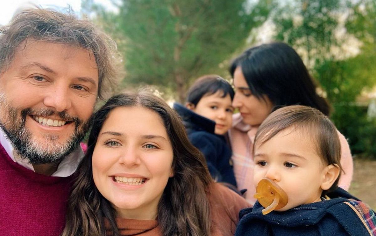 Que amores! César Mourão mostra-se com família completa e encanta: &#8220;Família tão bonita 😍&#8221;