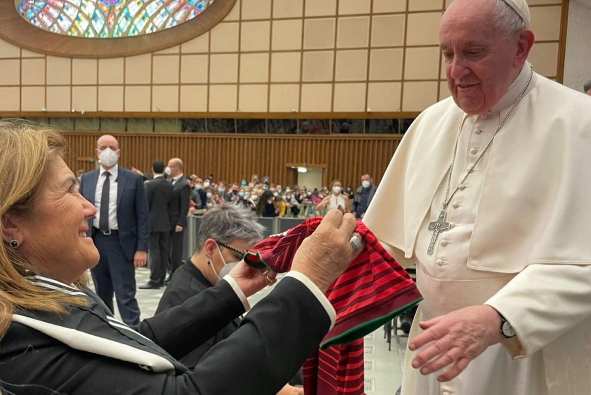 Que momento! Dolores Aveiro entrega presente (muito) especial ao Papa Francisco